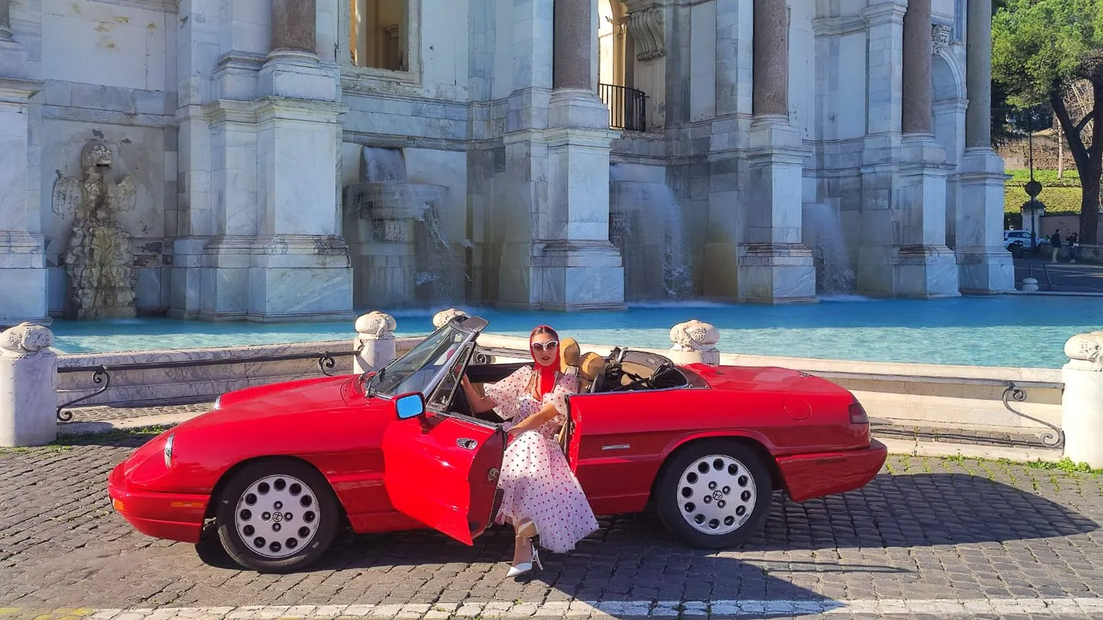 Noleggio Alfa Romeo Duetto Spider rossa reale Roma matrimonio fontana dell'Acqua Paola